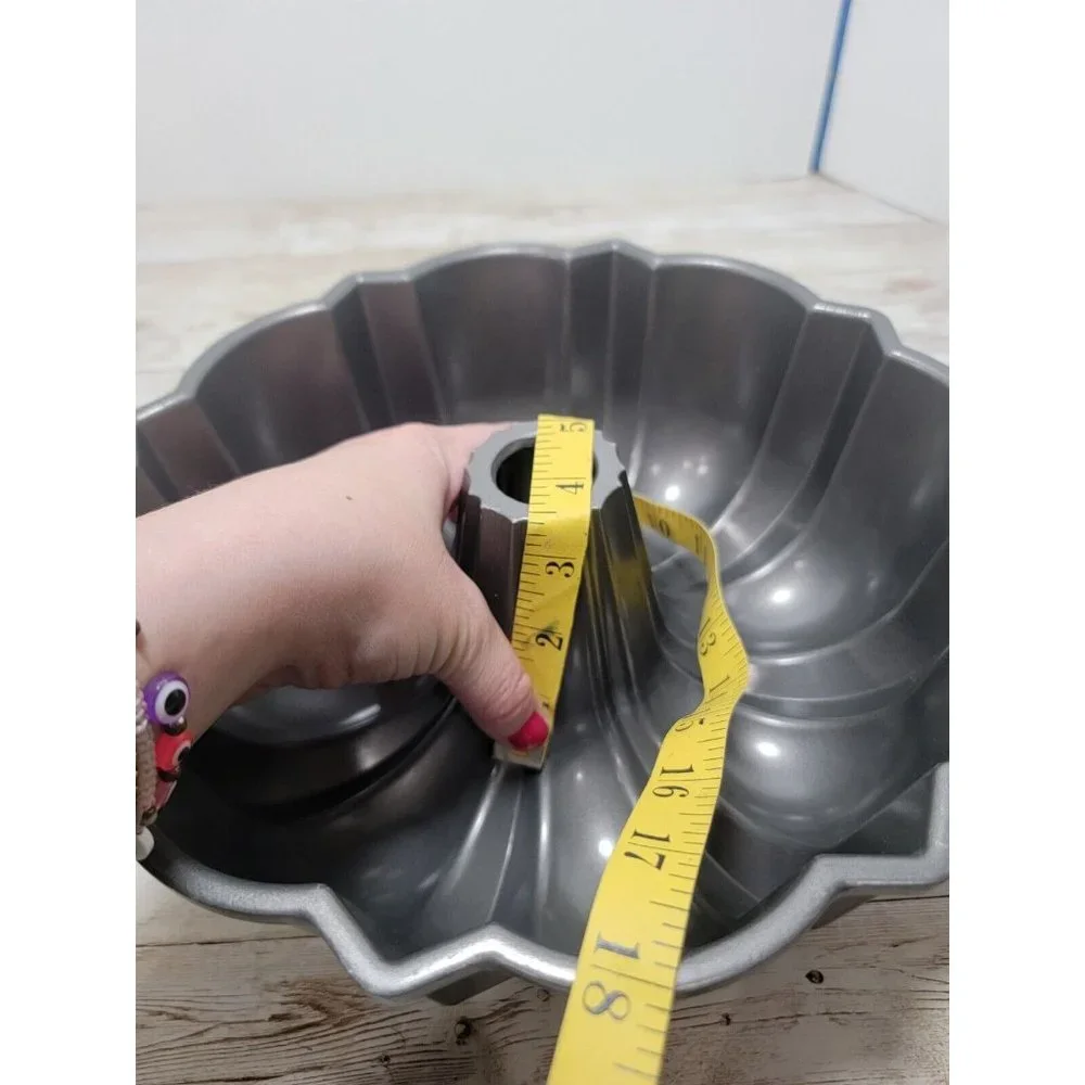 Vintage Nordic‎ War 12 Cup Heavy Duty Cast Aluminum Fluted Cake Pan Clean